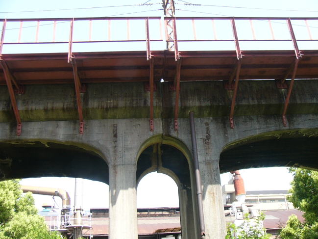 コンクリートむき出しの高架橋